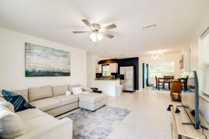 Un lugar para sentarse en Tree-Lined Retreat 4 Mi to Three Sisters Springs!
