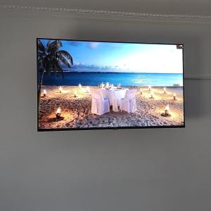 una foto di un tavolo sulla spiaggia di Beautiful and Remodeled Apartment 1A a Mytilini