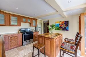 Η κουζίνα ή μικρή κουζίνα στο Sandrati Villa +12 φωτογραφίες