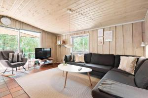 a living room with a couch and a tv at BV384-Blavand-Hedevej-47 in Blåvand +13 photos
