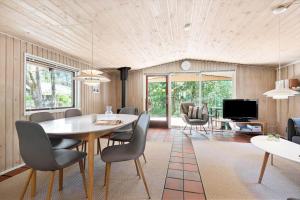 a dining room with a table and chairs at BV384-Blavand-Hedevej-47 in Blåvand
