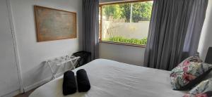 una camera con un letto con finestra e un paio di scarpe di 25 on Union a Strand