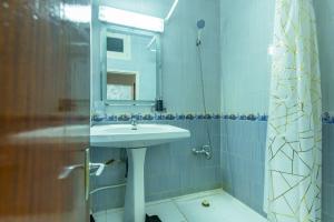 a bathroom with a sink and a mirror at Abd moulla Rouhi in Gare de Rabat-Aguedal