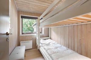 a room with two bunk beds and a window at BV384-Blavand-Hedevej-47 in Blåvand