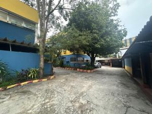ein Parkplatz vor einem Gebäude in der Unterkunft Hotel Arsenal in São Gonçalo
