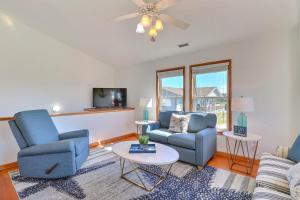 un salon avec deux chaises bleues et une télévision dans l'établissement 5167 - Wings As Eagles, à Croatan Shores