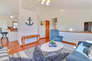 un salon avec un canapé bleu et une table dans l'établissement 5167 - Wings As Eagles, à Croatan Shores 32 autres photos