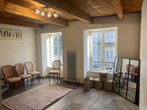 una stanza con sedie, un tavolo e finestre di Chez Burons&Bouchons, Le Refuge Gourmand et Authentique a Condat Altre 9 foto