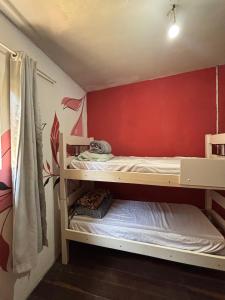 En eller flere senge i et værelse på Chalé Minas - Feminino