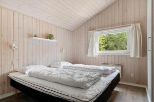 una camera con due letti in una stanza con finestra di BV259-Blavand-Almosetoften-17 a Blåvand