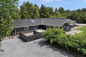 una casa con vasca idromassaggio nel cortile sul retro di BV259-Blavand-Almosetoften-17 a Blåvand