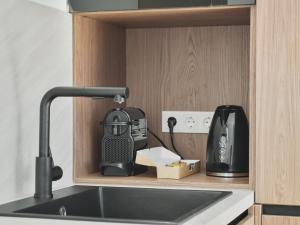 - un comptoir de cuisine avec évier et cafetière dans l'établissement Stephansdome Luxury Grand Apartment, à Vienne 13 autres photos