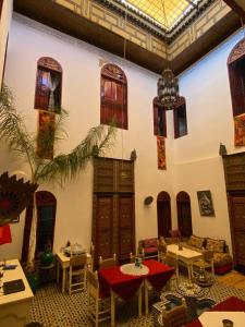 非斯Riad Dar Iman的有桌椅和窗户的房间