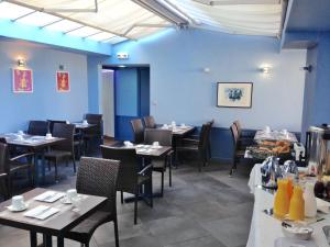 Restoran või mõni muu söögikoht majutusasutuses Hôtel de Flore