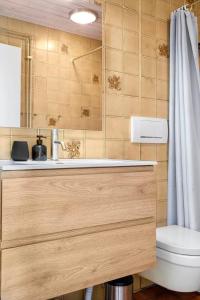 Un baño con lavabo, inodoro y espejo. en 0423-Romo-Vestergade-231-Ap-82, en Sønderby