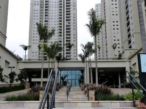 ein Gebäude mit Palmen vor hohen Gebäuden in der Unterkunft studio guarulhos 1105 in Água Boa