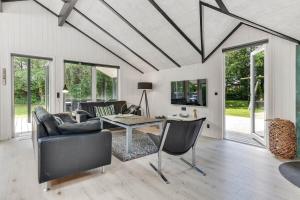 a living room with a table and chairs at BV383-Blavand-Toldbodvej-34 in Blåvand