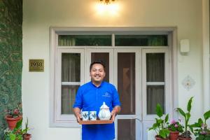 Επισκέπτες που μένουν στο SaffronStays Awakening Deluxe Rooms
