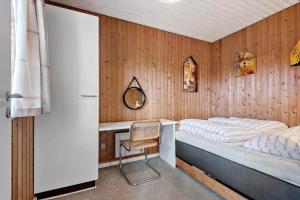 una camera da letto con un letto, una scrivania e una sedia di 0298-Romo-Vestergade-3-Ap-52 a Sønderby