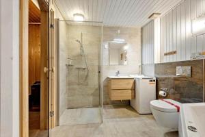 un bagno con doccia, WC e lavandino di 0298-Romo-Vestergade-3-Ap-52 a Sønderby Altre 21 foto