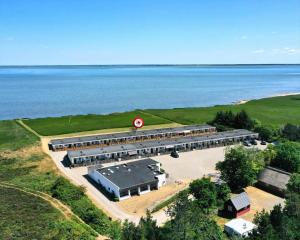 ロモ・キルケビーにある0268-Romo-Lyngvejen-99-Ap-31の水辺の建物の空中ビュー