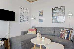 ロモ・キルケビーにある0268-Romo-Lyngvejen-99-Ap-31のソファとテーブルのあるリビングルーム