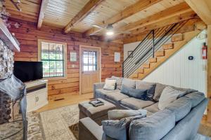 Afbeelding uit fotogalerij van Charming Lake Sinclair Cabin Fire Pit, Dock in Sparta