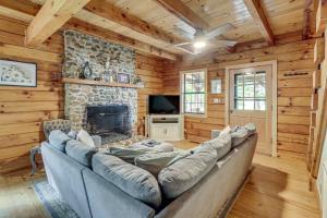 Afbeelding uit fotogalerij van Charming Lake Sinclair Cabin Fire Pit, Dock in Sparta