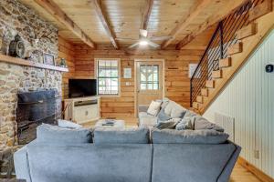 Afbeelding uit fotogalerij van Charming Lake Sinclair Cabin Fire Pit, Dock in Sparta