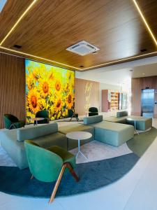 a lobby with a large painting of sunflowers at Art Studio Carimbamba, Jóia Rara! in Salvador