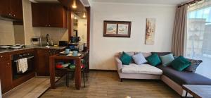 a living room with a couch and a kitchen at Departamento Edificio El Salar Calama in Calama