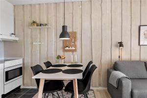 Un comedor con una mesa y sillas en una cocina. en 0291-Romo-Vestergade-3-Ap-65, en Havneby