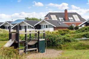 un parque infantil frente a una casa en 0291-Romo-Vestergade-3-Ap-65, en Havneby 16 fotos más