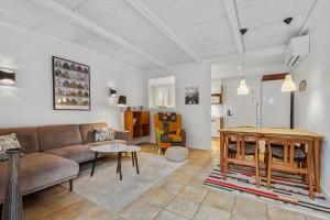 un soggiorno con un divano e un tavolo di BV230-Blavand-Vesterhavsparken-35 a Blåvand