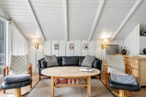 un soggiorno con un divano e un tavolo di BV150-Blavand-Hedevej-14 a Blåvand