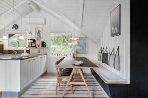 una cucina con tavolo e panca in una stanza di BV150-Blavand-Hedevej-14 a Blåvand