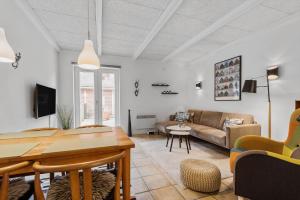 un soggiorno con un divano e un tavolo di BV230-Blavand-Vesterhavsparken-35 a Blåvand