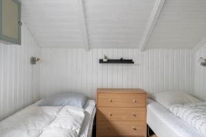 una camera con 2 letti e un comò in legno di BV150-Blavand-Hedevej-14 a Blåvand