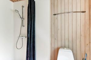 Bilik mandi di BV407-Blavand-Skaubjergvej-9 +37 gambar