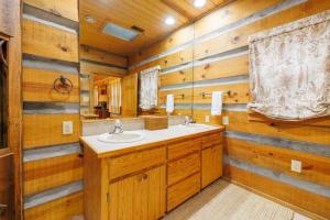 un baño con lavabo y espejo en Scenic Getaway - Hot Tub & Mountain Views, en Mentone 33 fotos más