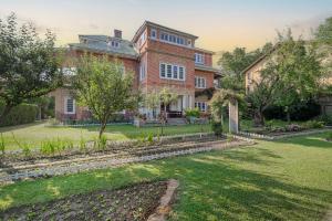 une grande maison en briques avec une cour dans l'établissement SaffronStays Awakening Suite, à Srinagar