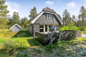 a tiny house in the middle of a field at BV395-Oksbol-Graevlingevej-1 in Oksbøl