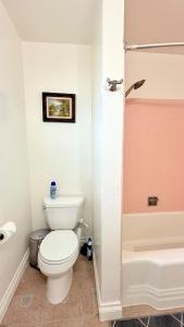 ein Badezimmer mit Toilette und Badewanne in der Unterkunft Upgraded 2B1B near to Old Town Pasadena Caltech in Pasadena + 5 Fotos