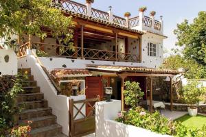 a house with a staircase leading up to it at Las Terrazas Valleseco in Valleseco