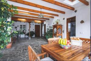 a dining room with a wooden table with a bowl of fruit at Las Terrazas Valleseco in Valleseco