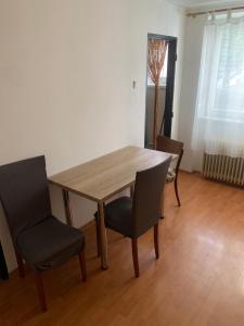 Una mesa y sillas de madera en una habitación. en Your home 22, en Košice 3 fotos más