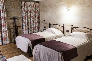 a bedroom with two beds in a room at Casa de l' Eigreija in Vila de Ala