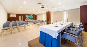 einen Konferenzraum mit einem langen Tisch und Stühlen in der Unterkunft Globales Santa Ponsa Park in Santa Ponsa
