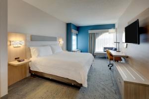Кровать или кровати в номере Holiday Inn Express & Suites Orangeburg by IHG +62 фотографии