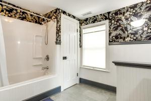 Ένα μπάνιο στο Charming Victorian Farmhouse on Historic Main St +20 φωτογραφίες